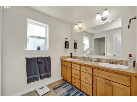 327 Camrin Loop Creswell OR 97426