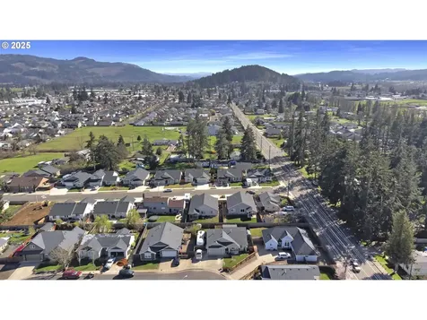327 Camrin Loop Creswell OR 97426