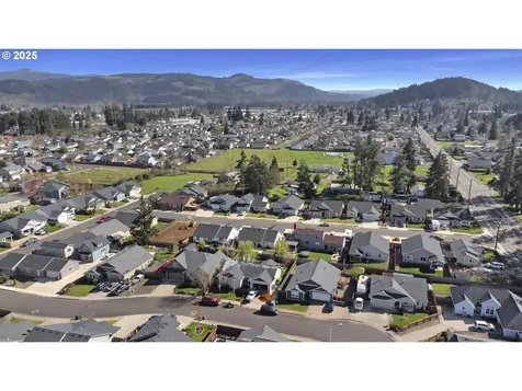 327 Camrin Loop Creswell OR 97426