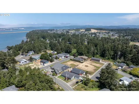 683 Lakeshore Drive Coos Bay OR 97420