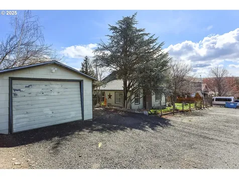 552 NE Williams Street Dufur OR 97021