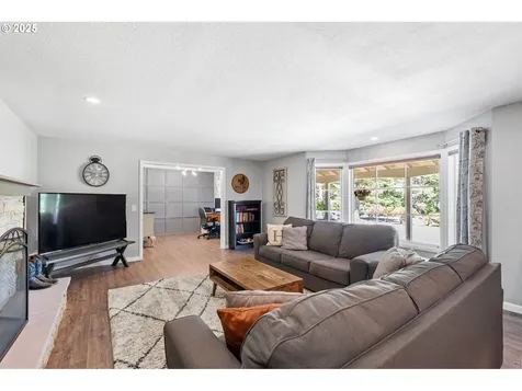929 S River Road Cottage Grove OR 97424