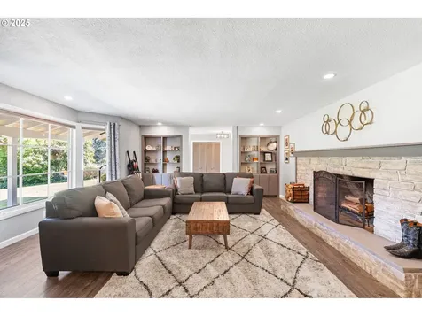 929 S River Road Cottage Grove OR 97424