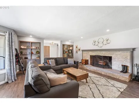 929 S River Road Cottage Grove OR 97424