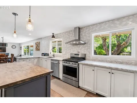 929 S River Road Cottage Grove OR 97424