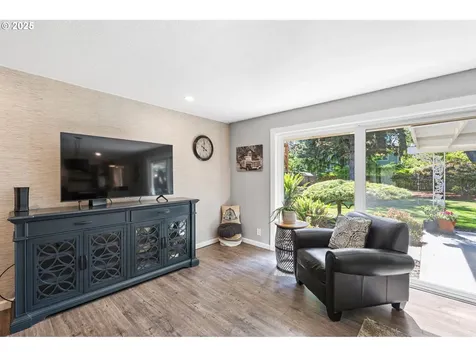 929 S River Road Cottage Grove OR 97424