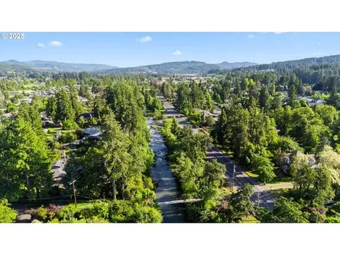929 S River Road Cottage Grove OR 97424