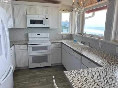 1923 NW Harbor Avenue Lincoln City OR 97367