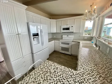 1923 NW Harbor Avenue Lincoln City OR 97367