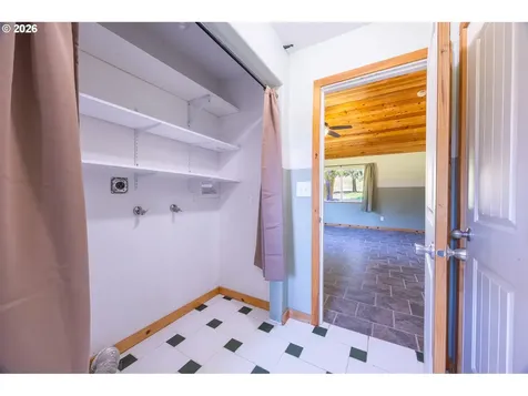 401 De Costa Lane Oakland OR 97462
