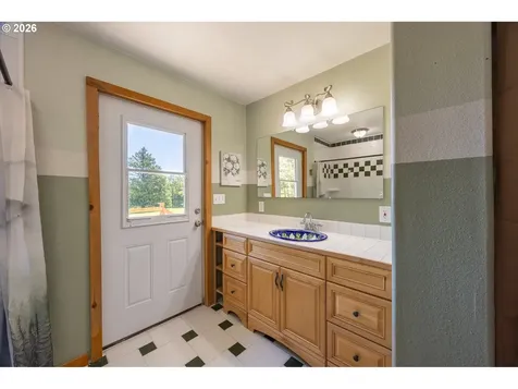 401 De Costa Lane Oakland OR 97462