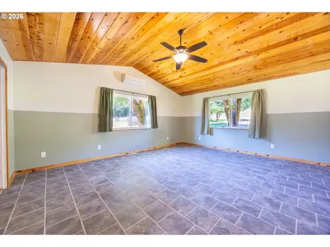 401 De Costa Lane Oakland OR 97462