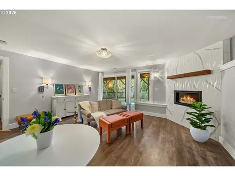 800 Woodway Court Lake Oswego OR 97034