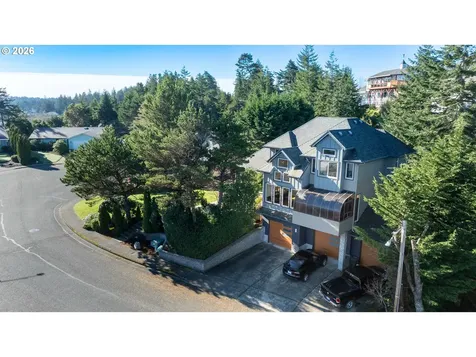 2024 Cedar Court North Bend OR 97459