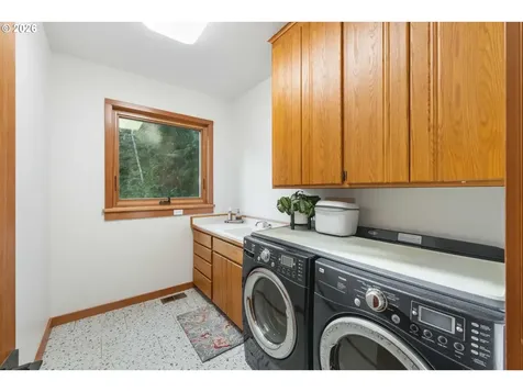 2024 Cedar Court North Bend OR 97459