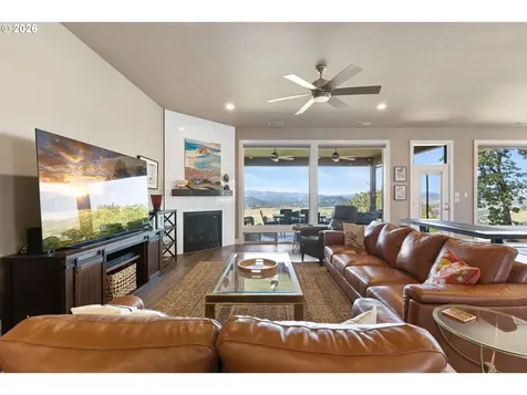 2960 NW Stacie Court Roseburg OR 97471