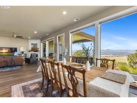 2960 NW Stacie Court Roseburg OR 97471