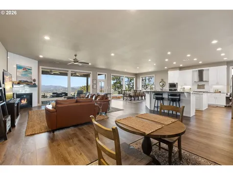 2960 NW Stacie Court Roseburg OR 97471