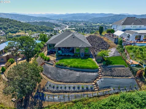 2960 NW Stacie Court Roseburg OR 97471