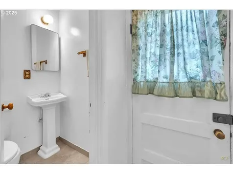 9907 SW 55th Avenue Portland OR 97219
