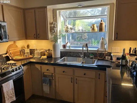 5992 SE Blossom Street Hillsboro OR 97123