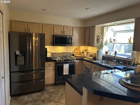 5992 SE Blossom Street Hillsboro OR 97123