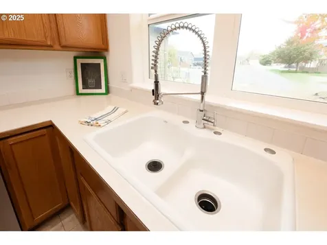 1299 Peets Court Eugene OR 97402
