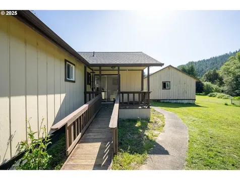 99996 Lone Pine Lane Myrtle Point OR 97458
