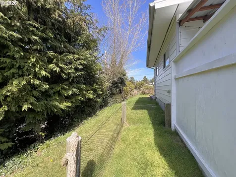 1092 Lewis Street North Bend OR 97459