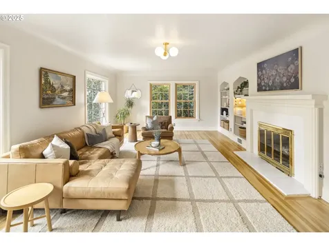 832 SW Westwood Drive Portland OR 97239