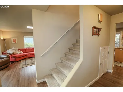 1734 NE Shale Court Roseburg OR 97470