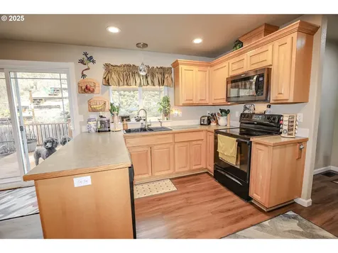1734 NE Shale Court Roseburg OR 97470