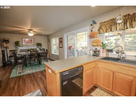 1734 NE Shale Court Roseburg OR 97470
