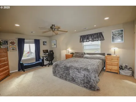 1734 NE Shale Court Roseburg OR 97470