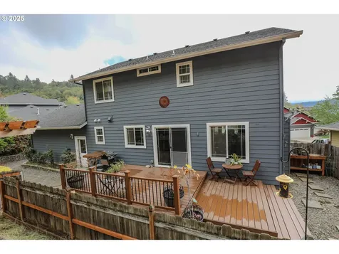 1734 NE Shale Court Roseburg OR 97470