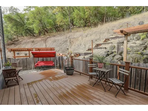 1734 NE Shale Court Roseburg OR 97470