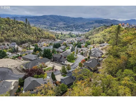 1734 NE Shale Court Roseburg OR 97470