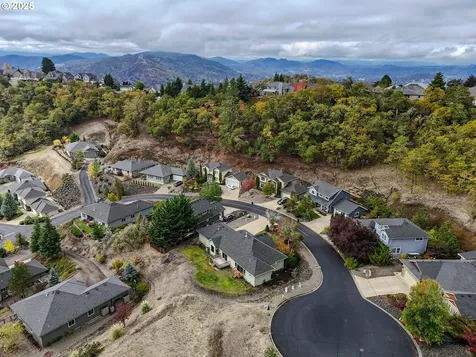 1734 NE Shale Court Roseburg OR 97470