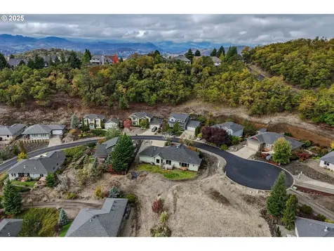 1734 NE Shale Court Roseburg OR 97470