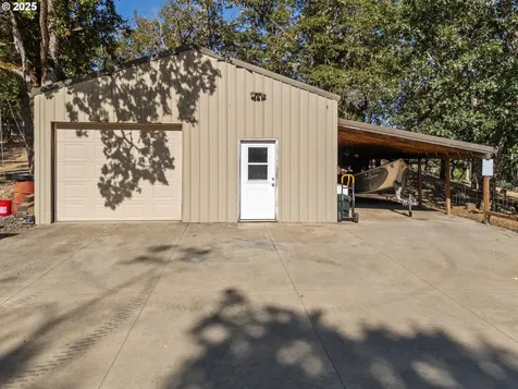 941 Colonial Road Roseburg OR 97471