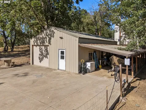 941 Colonial Road Roseburg OR 97471