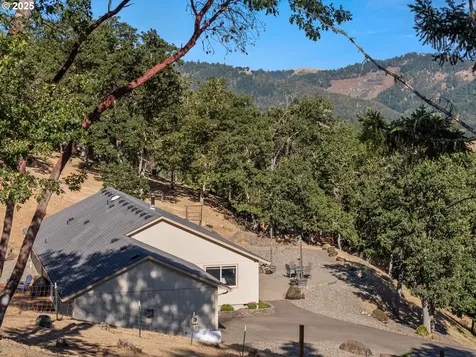 941 Colonial Road Roseburg OR 97471