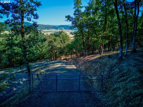 941 Colonial Road Roseburg OR 97471