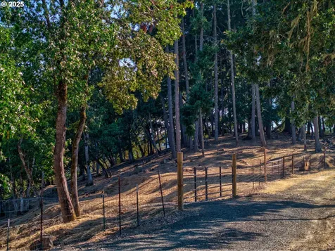 941 Colonial Road Roseburg OR 97471