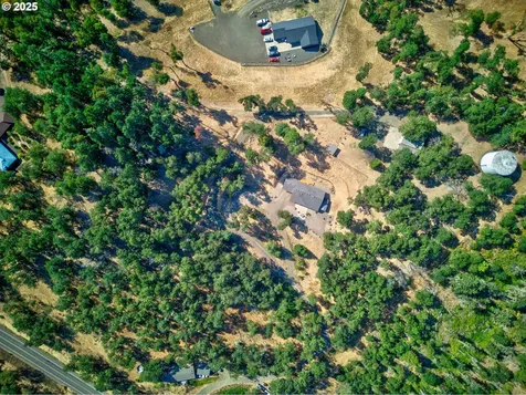941 Colonial Road Roseburg OR 97471