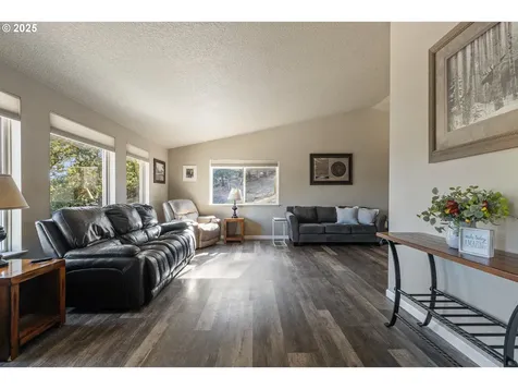 941 Colonial Road Roseburg OR 97471