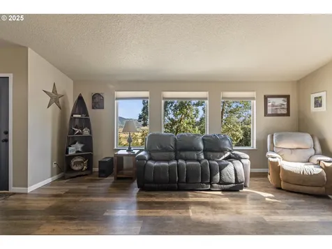 941 Colonial Road Roseburg OR 97471