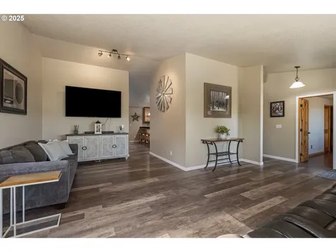 941 Colonial Road Roseburg OR 97471