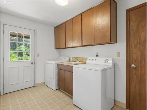 706 NW Queens Court Hillsboro OR 97124