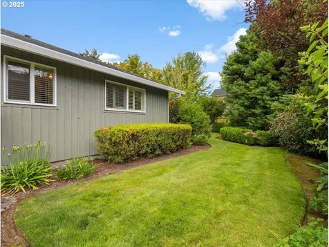 706 NW Queens Court Hillsboro OR 97124